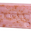 Savon de Marseille mit Rosenblütenblatt